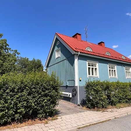 Tunnelmallinen Puutalohuoneisto. Turku Buitenkant foto